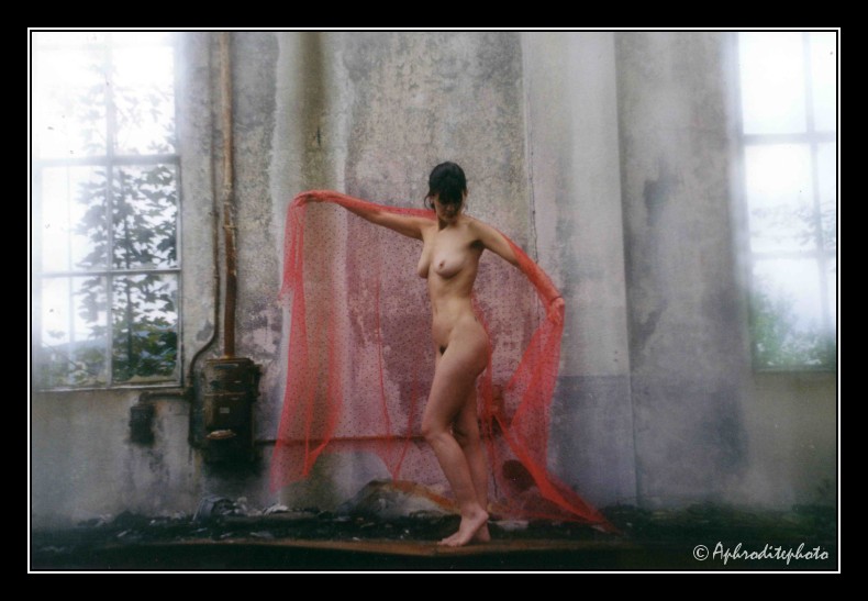 006 La femme au tulle rouge